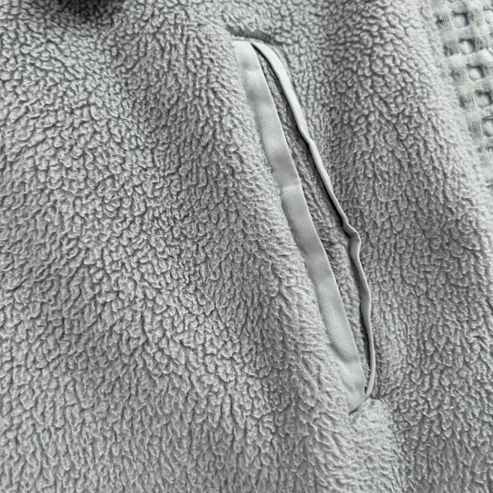 Abercrombie & Fitch Light Gray and White Quilted Fleece Pullover - Picture 7 of 10